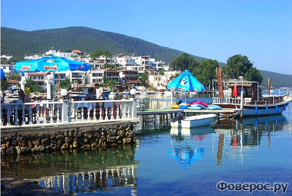 Бодрум - Корабль в порту, пляж и гостиницы - Турция