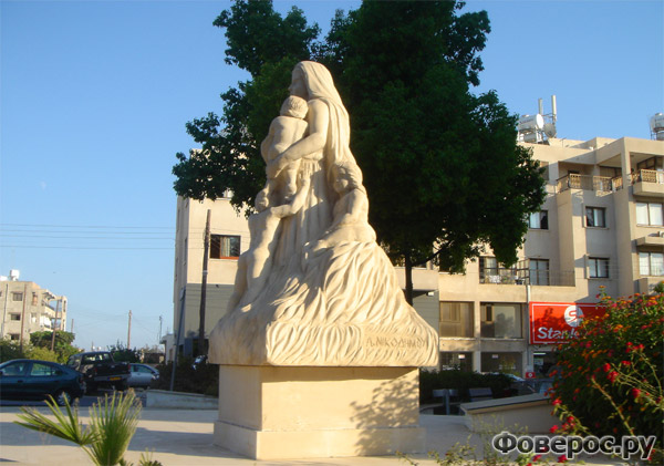 Пафос - Статуя Матери в центре города - Остров Кипр