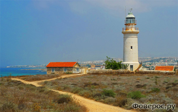 Пафос (Paphos) - Маяк рядом с морем - Остров Кипр (Cyprus)