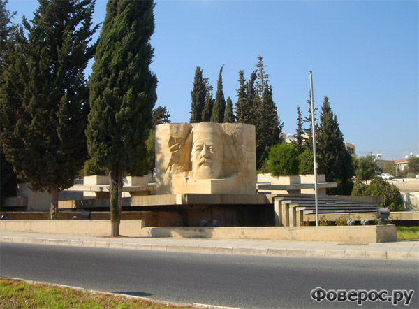 Пафос - Памятник в парке - Остров Кипр