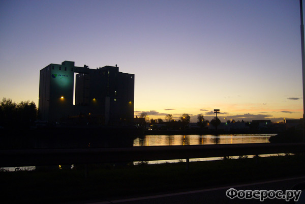 Вехел (Veghel) - Город в Голландии (Netherlands) - Ночной вид на завод с рекой
