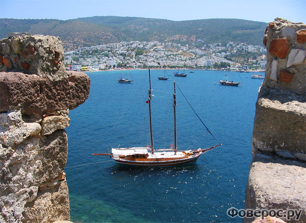 Бодрум - Вид на корабль в море с замка - Турция