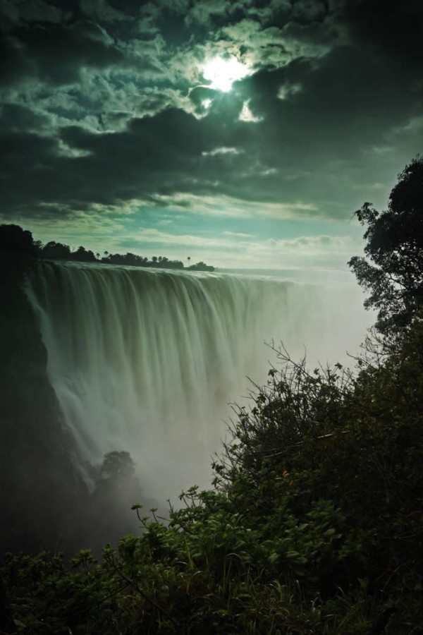 Водопад Виктория между Замбией и Зимбабве
