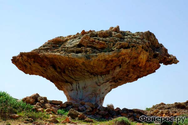 Каменный гриб - скалистая достопримечательность острова