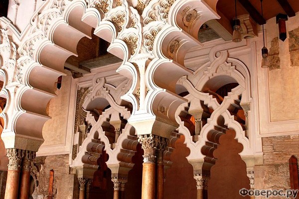 Сарагоса - Резные арки во дворце Альхаферия